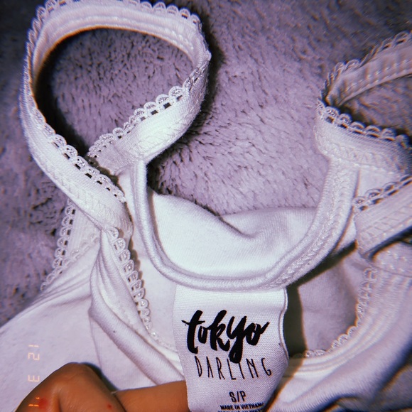 white embroidered crop top - Picture 2 of 3